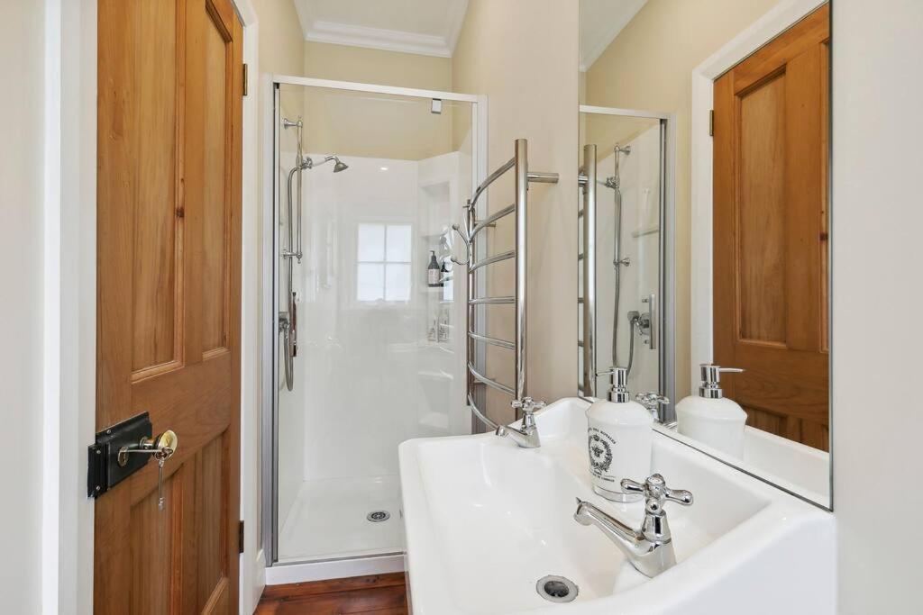 Historic Charm In Greytown - Cosy Kowhai Cottage Extérieur photo